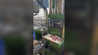 Riprese effettive del processo di produzione automatizzato per l'applicazione di etichette Black Label, stampi in plastica