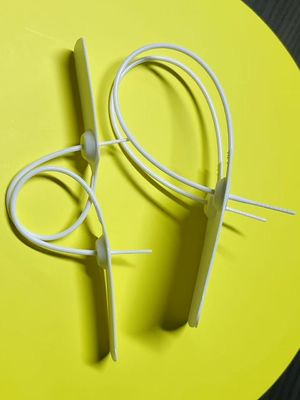 Tag di sicurezza in tessuto bianco di plastica su vestiti rettangolare