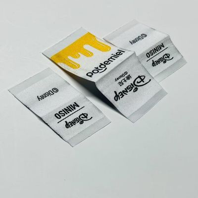 Etichette di abbigliamento tessuto su misura Etichette di abbigliamento 0.4mm Logo 5000pcs