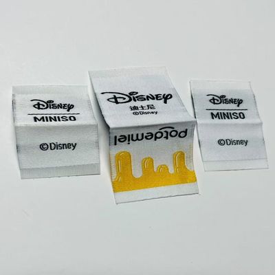 Etichette di abbigliamento tessuto su misura Etichette di abbigliamento 0.4mm Logo 5000pcs