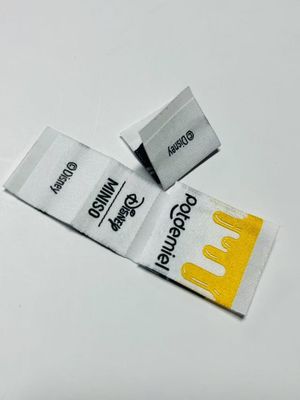 Etichette di abbigliamento tessuto su misura Etichette di abbigliamento 0.4mm Logo 5000pcs