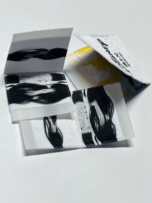 Etichette di abbigliamento tessuto su misura Etichette di abbigliamento 0.4mm Logo 5000pcs