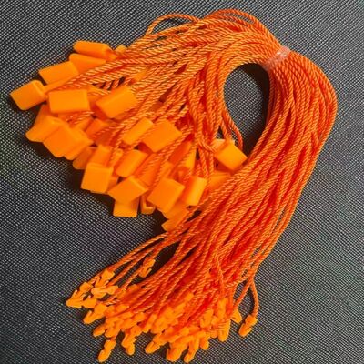 Asciugate con un tessuto morbido Fasciatore di etichette in plastica Lunghezza di appesa standard Circa 10 pollici e facile da maneggiare per vari requisiti di etichettatura