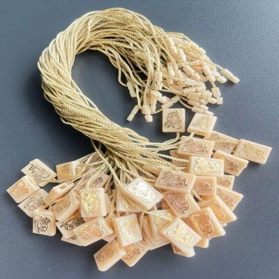Unico e accattivante attaccante di etichette in plastica tecnico in rilievo etichettatura di abbigliamento ideale soluzioni di attacco sicure durevoli